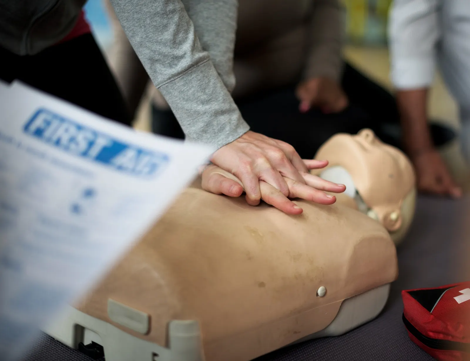 Praktický nácvik resuscitace na figuríně s materiály první pomoci